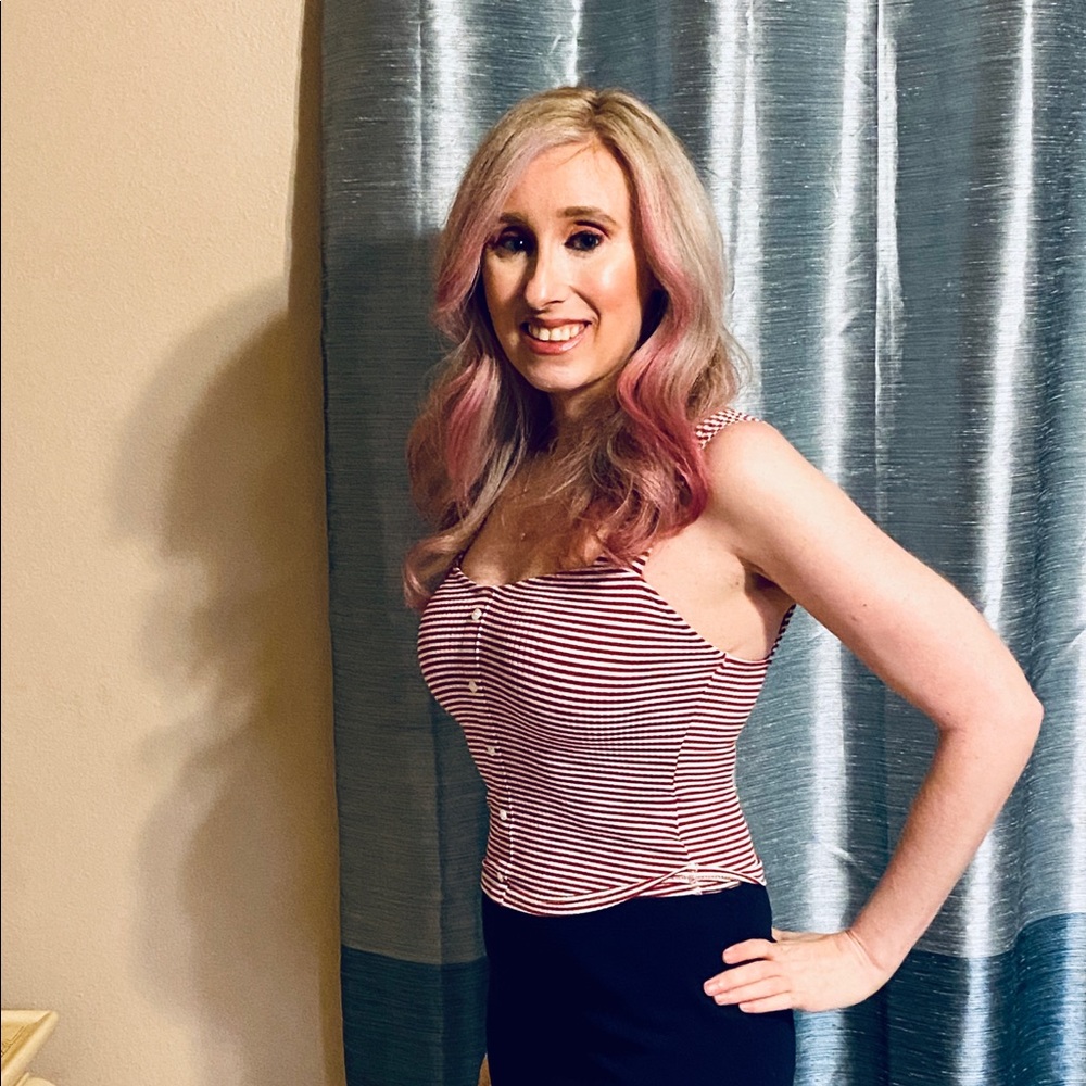 Jen, Posh Ambassador, contact me anytime!! 👗👠🛍 - Picture 2 of 4